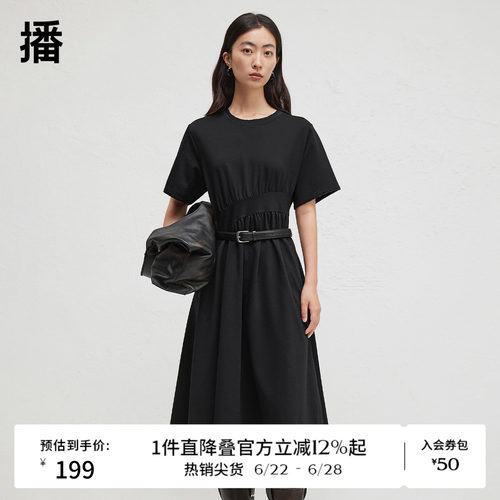 曲牙边圆领设计，腰间抓褶收腰