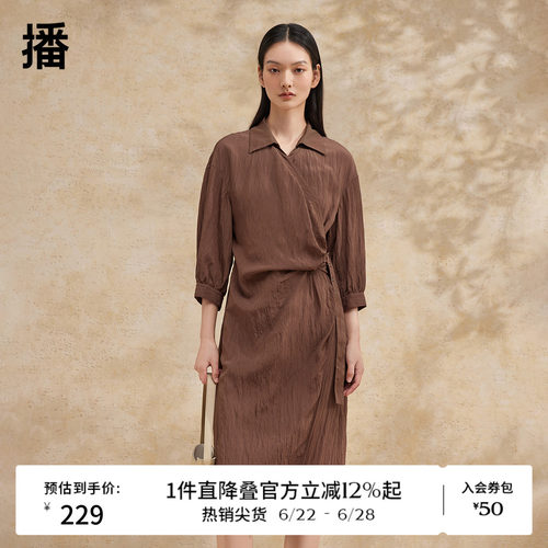 不对称褶皱系扣收腰，设计感斜切下摆