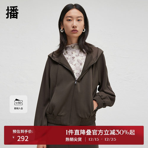 时尚舒适连帽领 ，袖口松紧褶皱设计