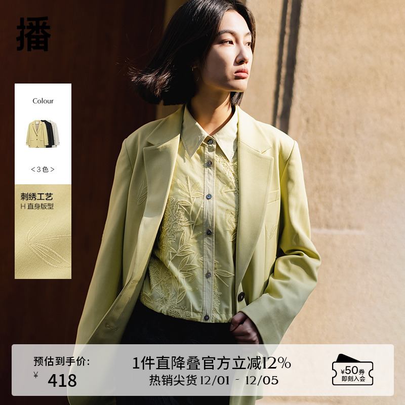 利落西装领，牛角扣装饰