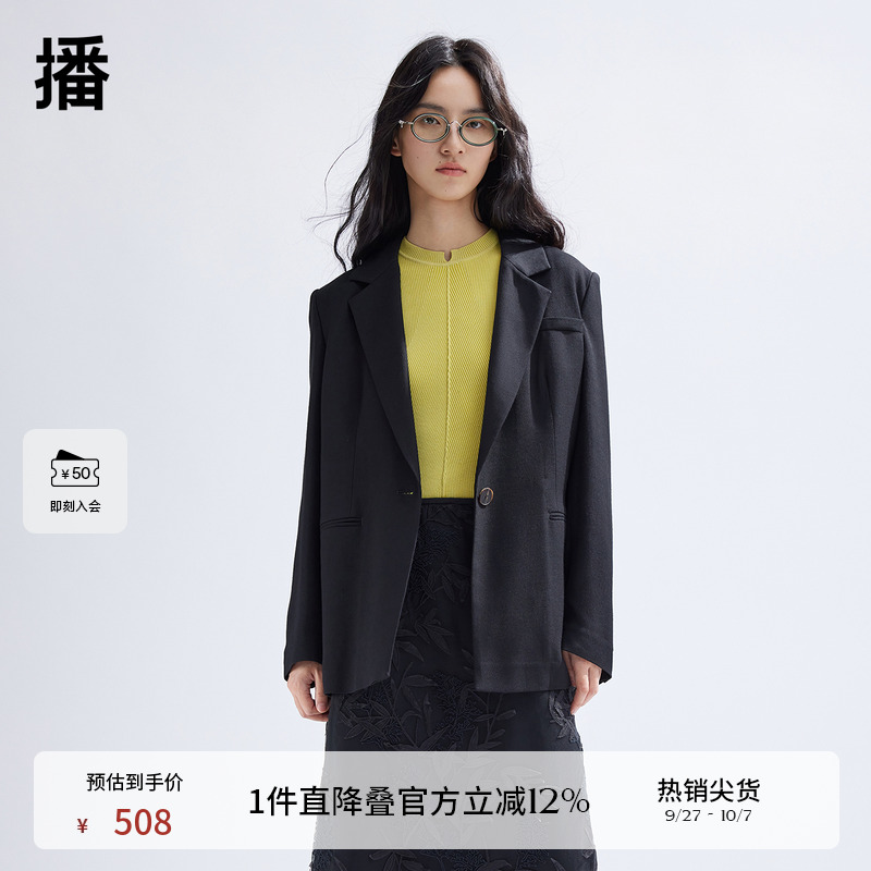 利落西装领，袖口三粒扣装饰