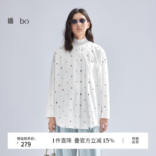 优雅简约圆领，光泽感贝壳扣