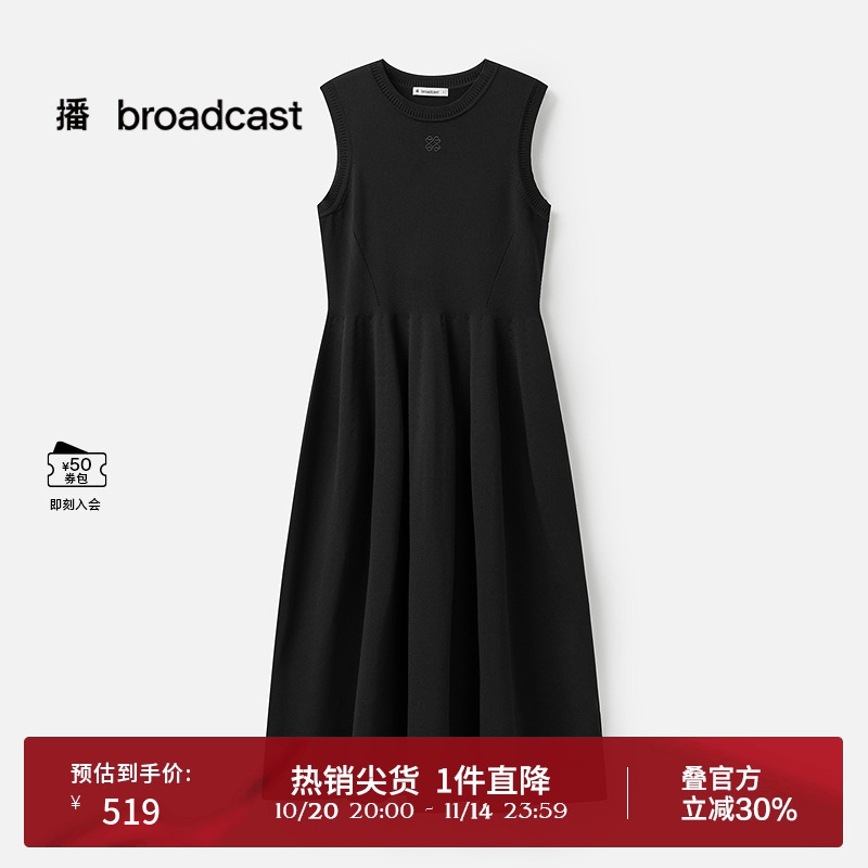 舒适简约罗纹圆领，立体感刺绣胸章