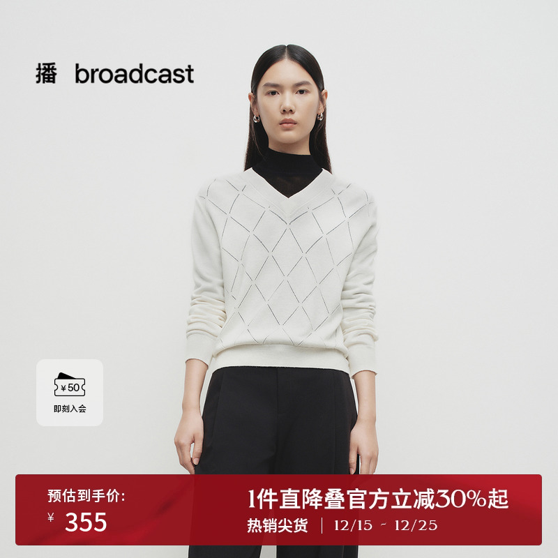 简约V领修饰脖颈线条，下摆竖坑条设计