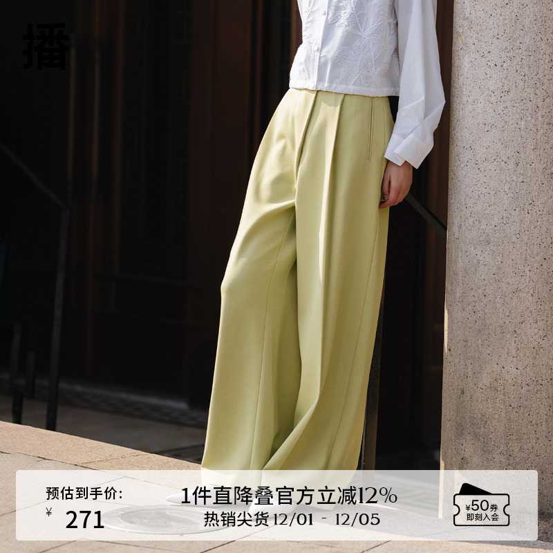 不对称腰头牛角扣点缀，侧边双嵌线斜插口袋