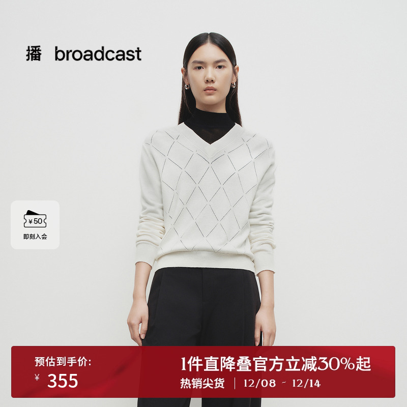 简约V领修饰脖颈线条，下摆竖坑条设计