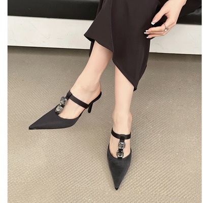 浅口复古尖头单鞋金属扣