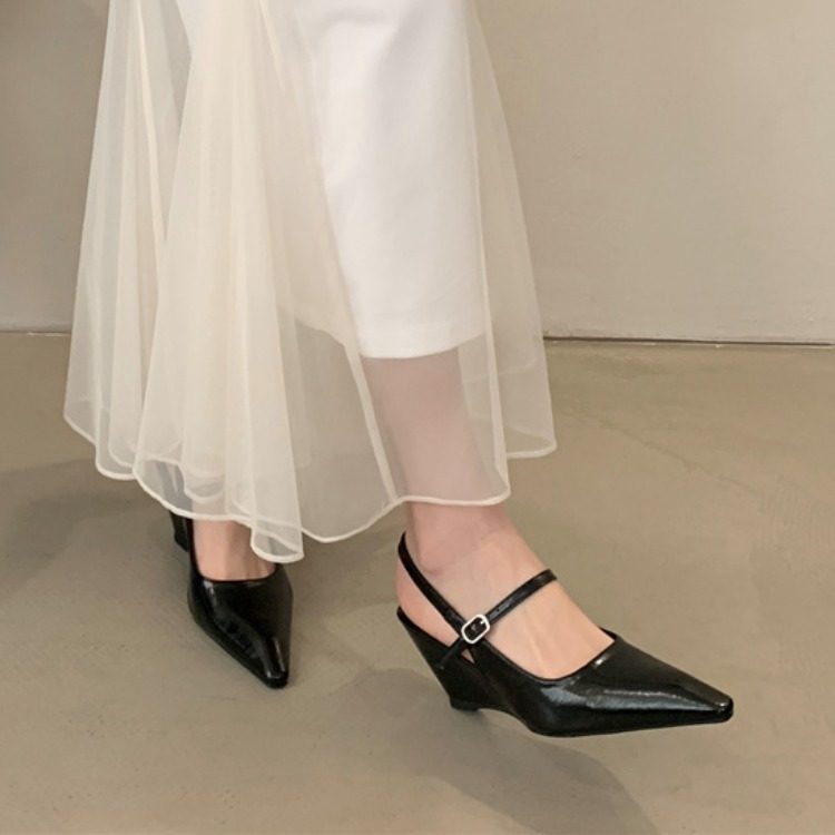 2026早春新款尖头坡跟高跟鞋后空晚晚风一字带包头凉鞋女浅口单鞋