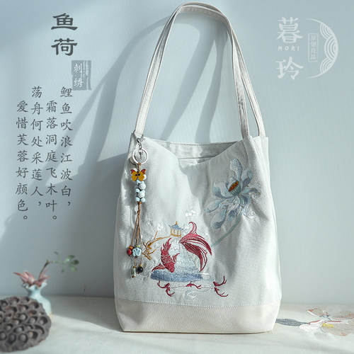 新品a4单肩水桶托特包文艺复古气质素雅帆布刺绣国风通勤上课女包