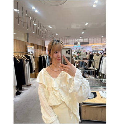 SHE2026春夏 重工立体磨毛大荷叶领气质喇叭袖衬衫