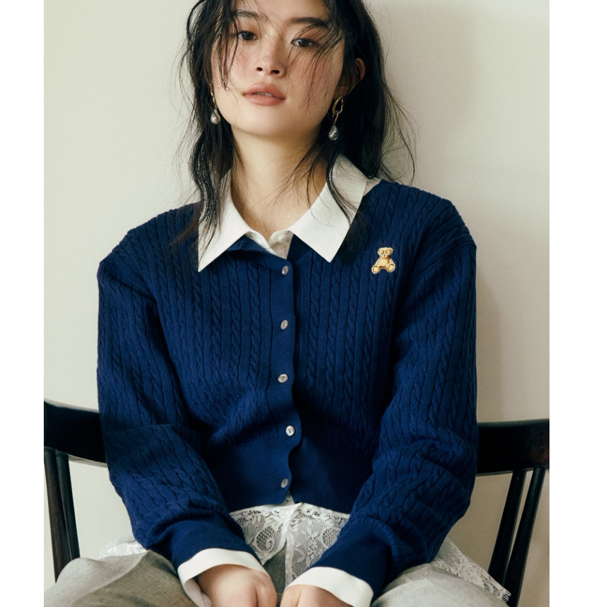 V1S2026春季 联名款复古简约圆领麻花LOGO针织开衫