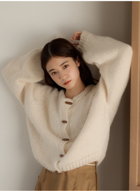 moi2025冬季 敲甜美柔和色圆领木扣毛衣开衫
