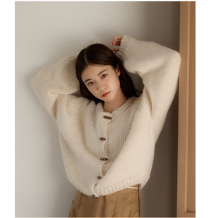 moi2025冬季 敲甜美柔和色圆领木扣毛衣开衫
