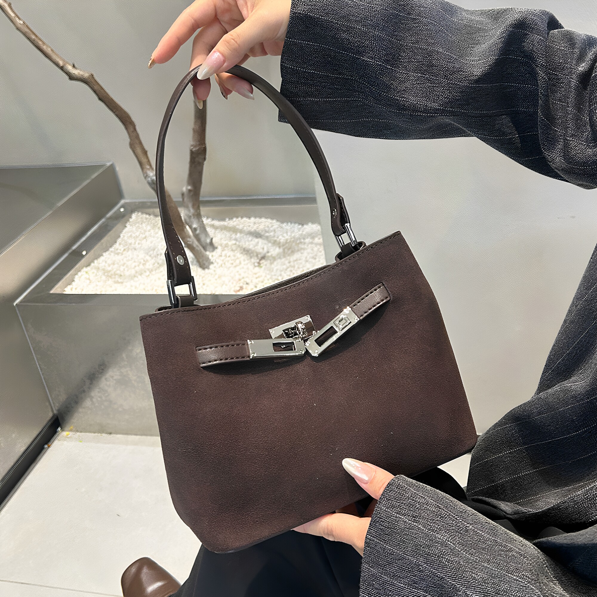 秋冬麂皮拼接金属锁扣斜挎小包
