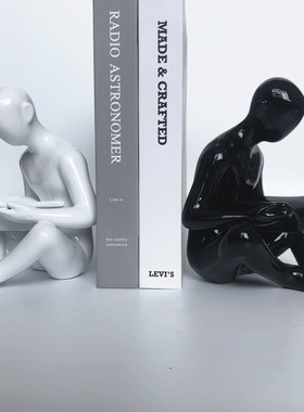 现代简约创意酒柜客厅工艺品摆件看书人物家居软装饰品桌面书档靠