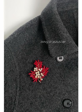 新款复古新年喜庆大气法式红色珊瑚珍珠胸针高档别针婚庆胸花礼物