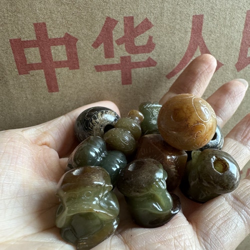 库存几十年和田玉做旧仿古老料珠子散珠手工雕刻单个随机发