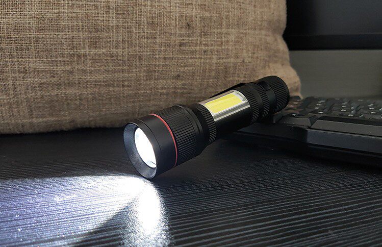 T6 강한 빛 손전등 내장 리튬 배터리 측면 조명 손전등으로 충전식 USB 자석이 있는 COB 줌 작업등