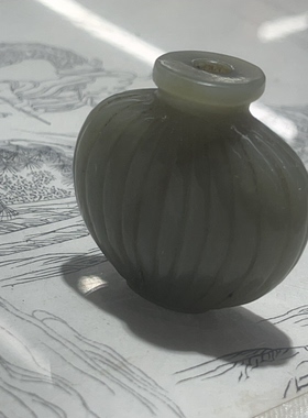 和田玉鼻烟壶 瓜棱形设计 清代 缺盖 玉质温润 油性好 有裂纹