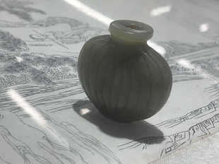 和田玉鼻烟壶 瓜棱形设计 清代 缺盖 玉质温润 油性好 有裂纹