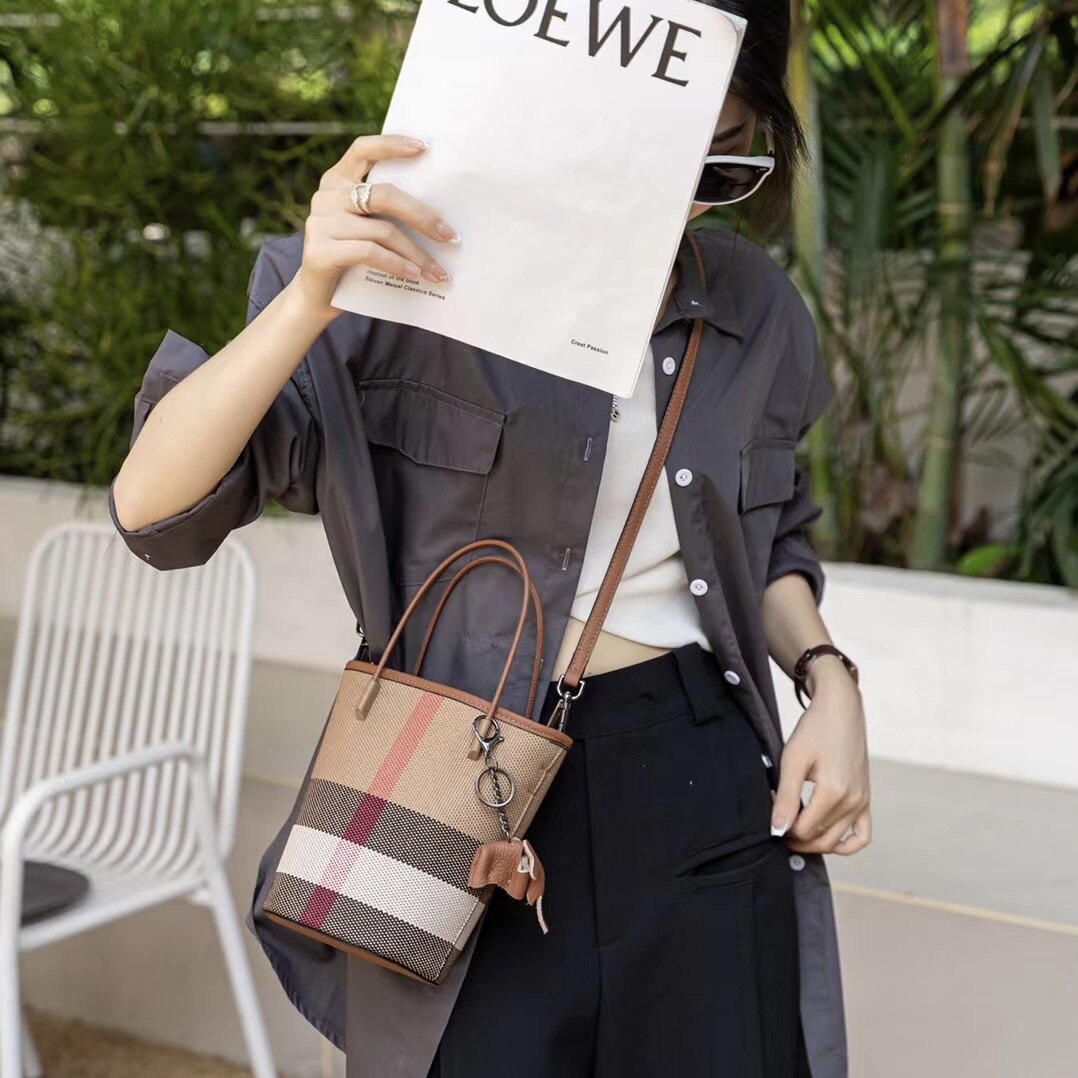 包包小包2026新款格子包单肩斜跨水桶包高级感格纹帆布配头层牛皮