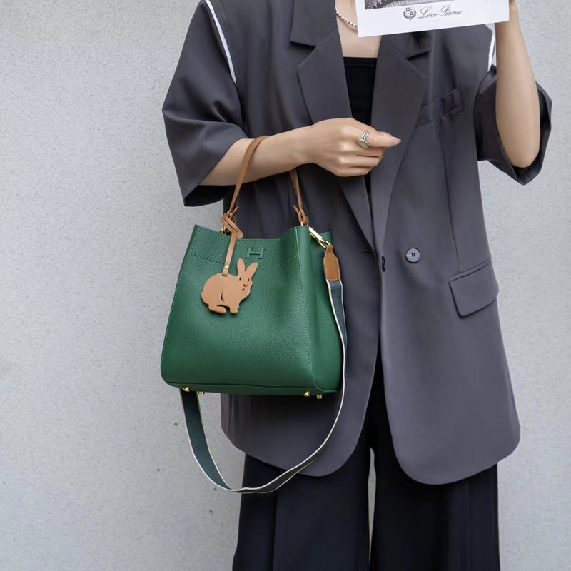 真皮水桶包女头层牛皮手提包时尚单肩包宽肩带斜跨包百搭包兔子挂,箱包皮具/热销女包/男包,水桶包,淘宝优惠券,粉丝福利购,淘宝优惠卷