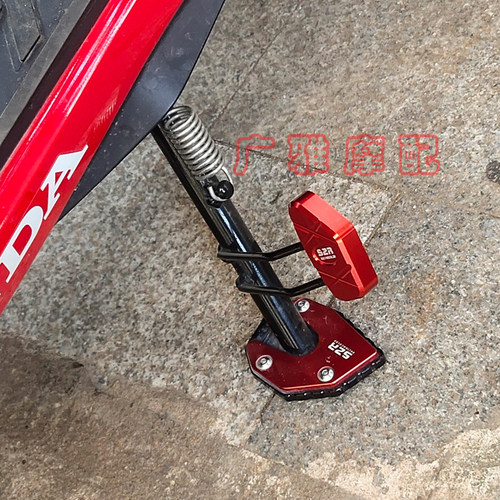 适用本田裂行NX125NS110R NBX100RX125加大脚撑底座侧踢块边撑垫