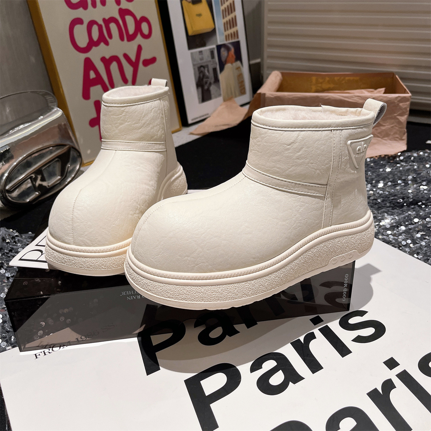 卡皮巴拉厚底松糕皮面白色雪地棉