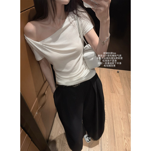 '斜肩荡领tee'77天丝19羊毛纯欲精致感斜肩露肩微修身荡领短袖T恤
