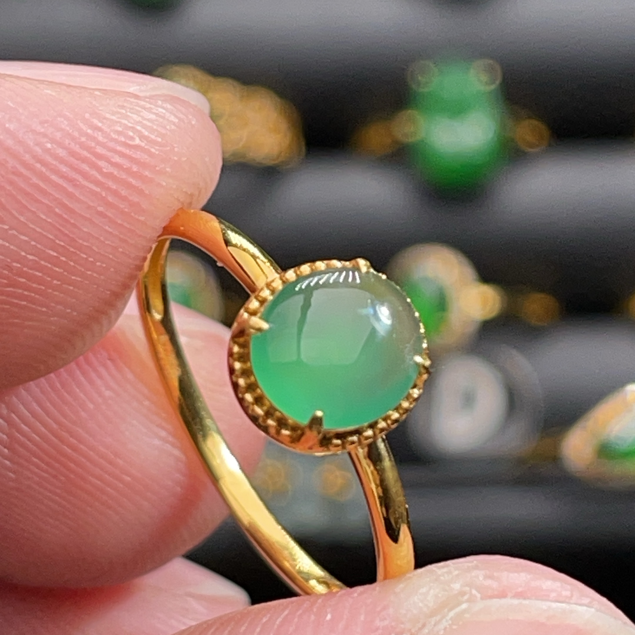 18K金天然翡翠A货-1480蛋面阳绿戒指K黄镶嵌珠宝玉石满绿晴水珠钉