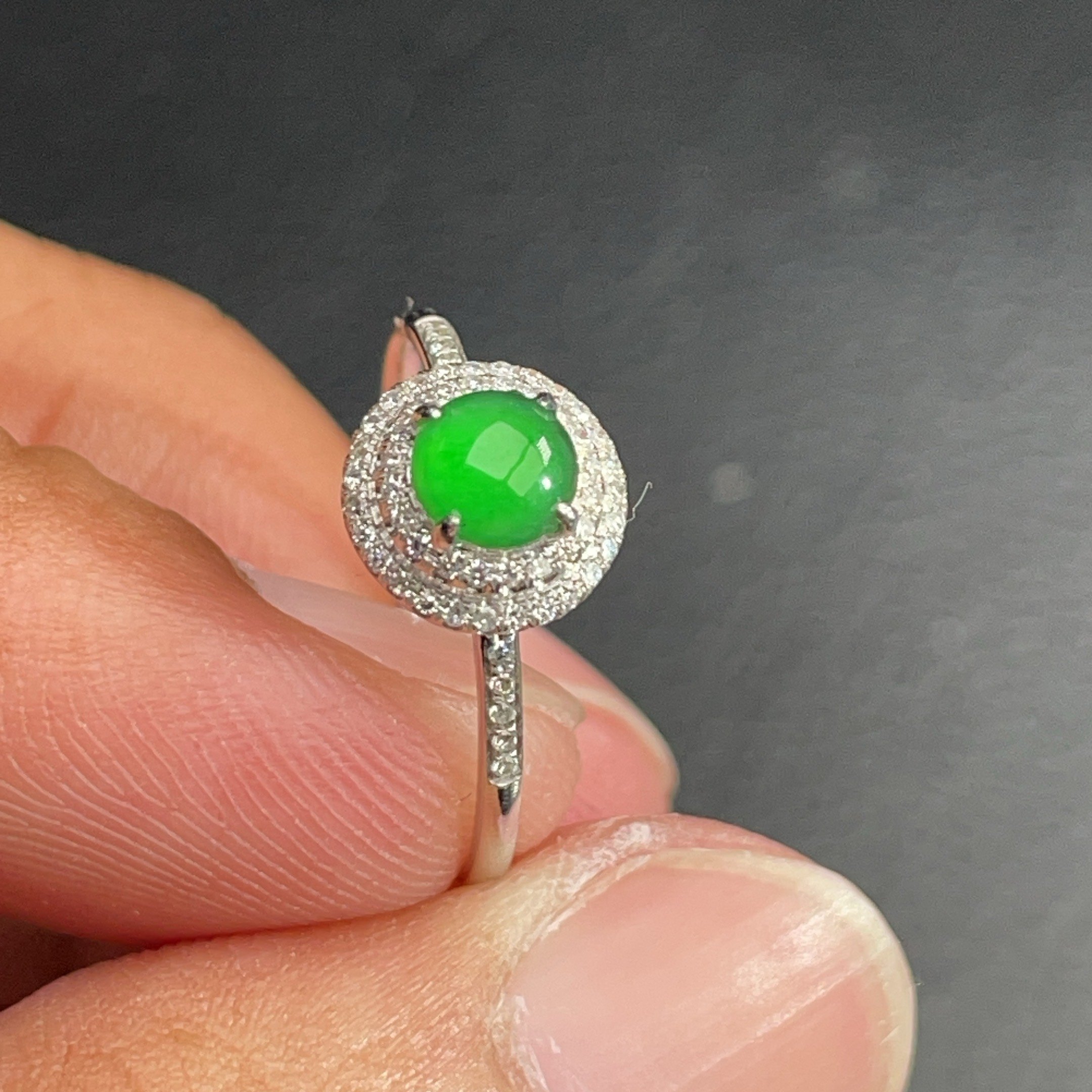18K金天然翡翠A货-2180蛋面满绿戒指K白镶嵌珠宝玉石女款两圈钻石