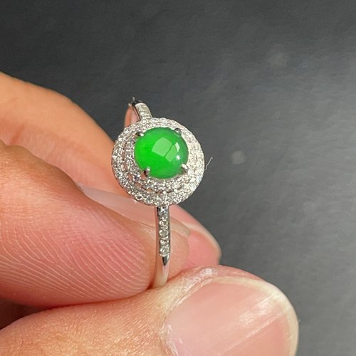 18K金天然翡翠A货-2180蛋面满绿戒指K白镶嵌珠宝玉石女款两圈钻石