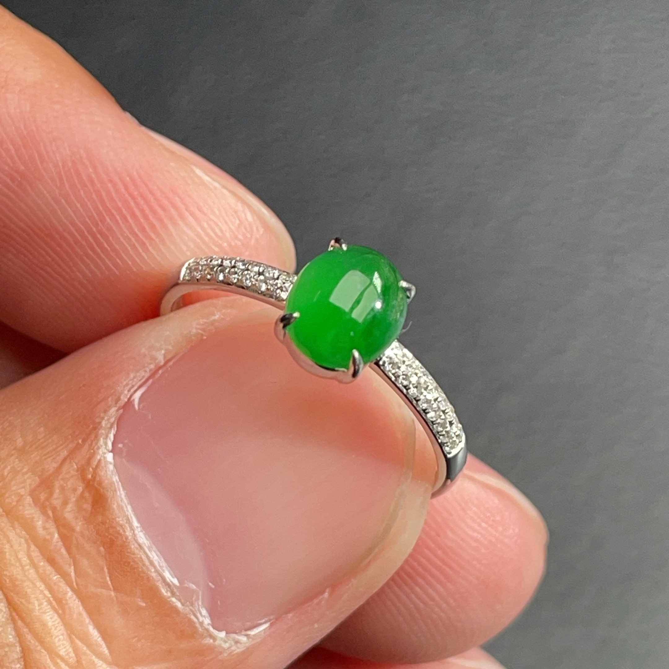 18K金天然翡翠A货-2080蛋面满绿戒指K白双排钻石镶嵌阳绿珠宝玉石