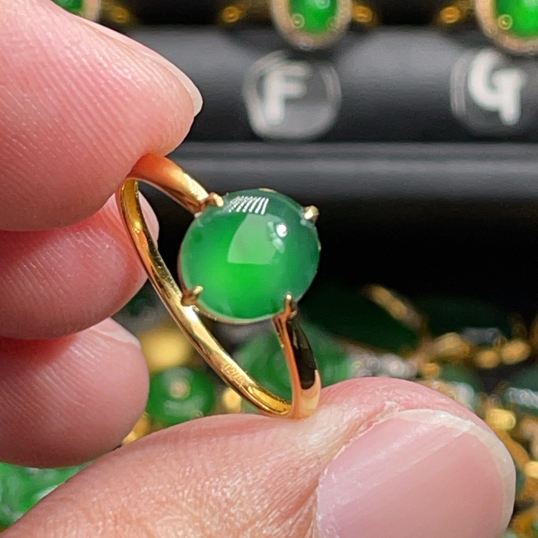 18K金天然翡翠A货-1780蛋面满绿戒指K黄镶嵌珠宝玉石阳绿简约大气