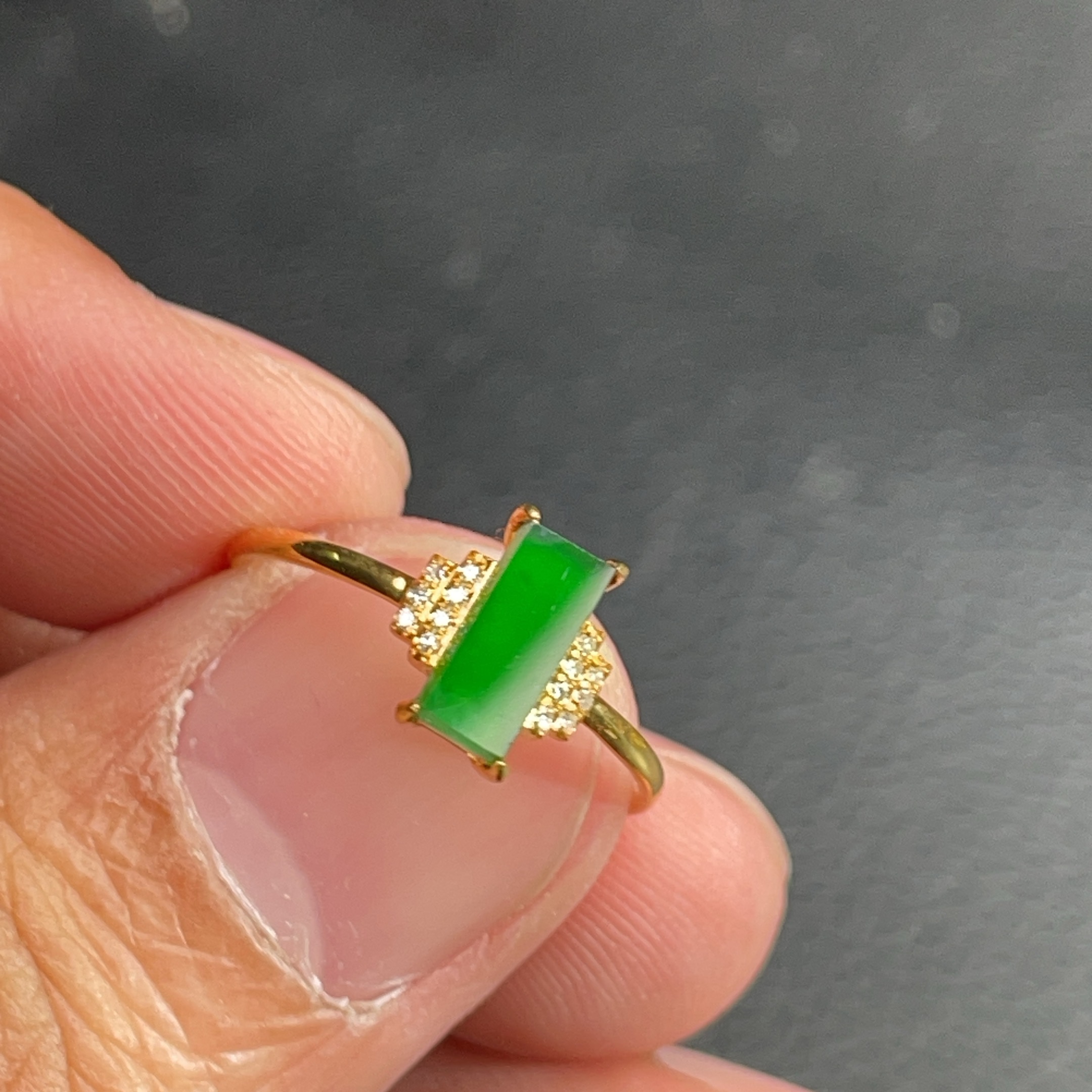 18K金天然翡翠A货-1780方块满绿戒指K黄镶嵌钻石玉石马鞍无事牌