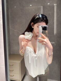 设计感白色挂脖背心女2026新款韩系小清新女神系性感低领别致上衣