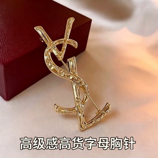 字母杨树林胸针小众设计感别针轻奢气质高级感西装大衣配饰