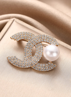 小香风胸针奢华气质精致字母C珍珠胸针优雅女ins个性西装别针配饰