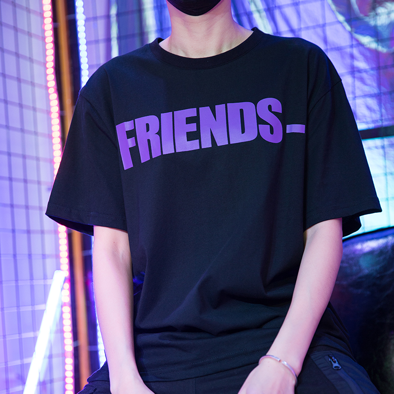 Vlone¶ÌÐä ÌÙԺƴóVÓ¡»¨½ÖÍ·ÄÐÅ®TÐô FRIENDS³Â¹ÚÏ£T-SHIRT