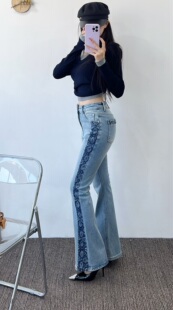 欧货MKMz秋冬新款国风刺绣烫钻喇叭裤女浅蓝色加绒时尚微喇牛仔裤