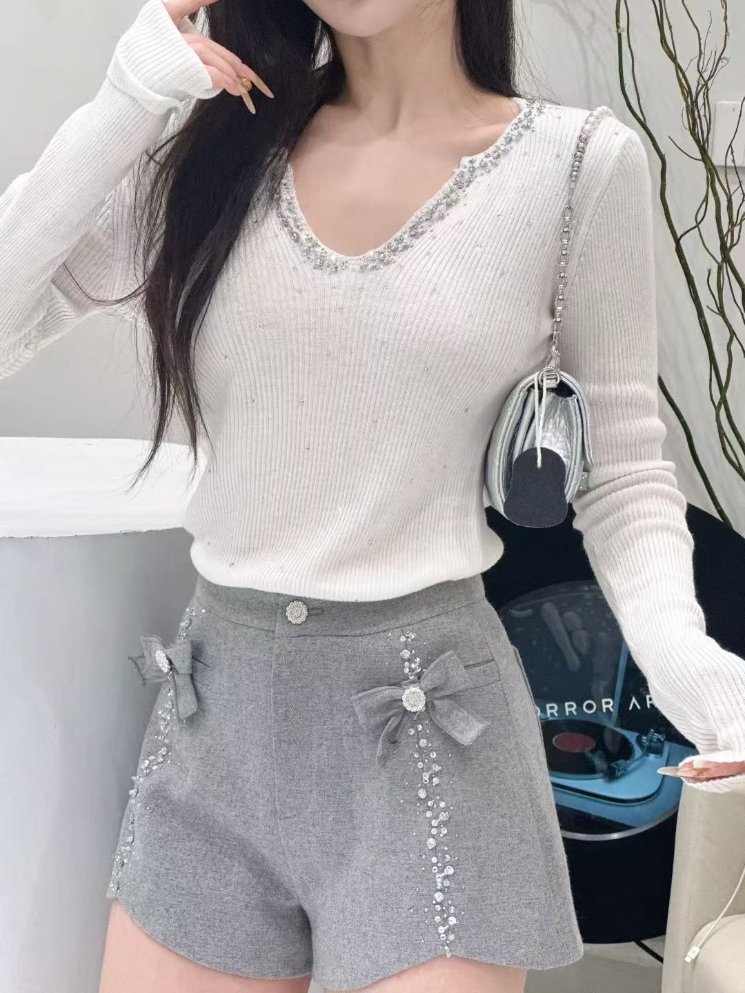 2025秋冬新款重工钉珠v领毛衣针织衫女宽松显瘦气质长袖上衣短裤