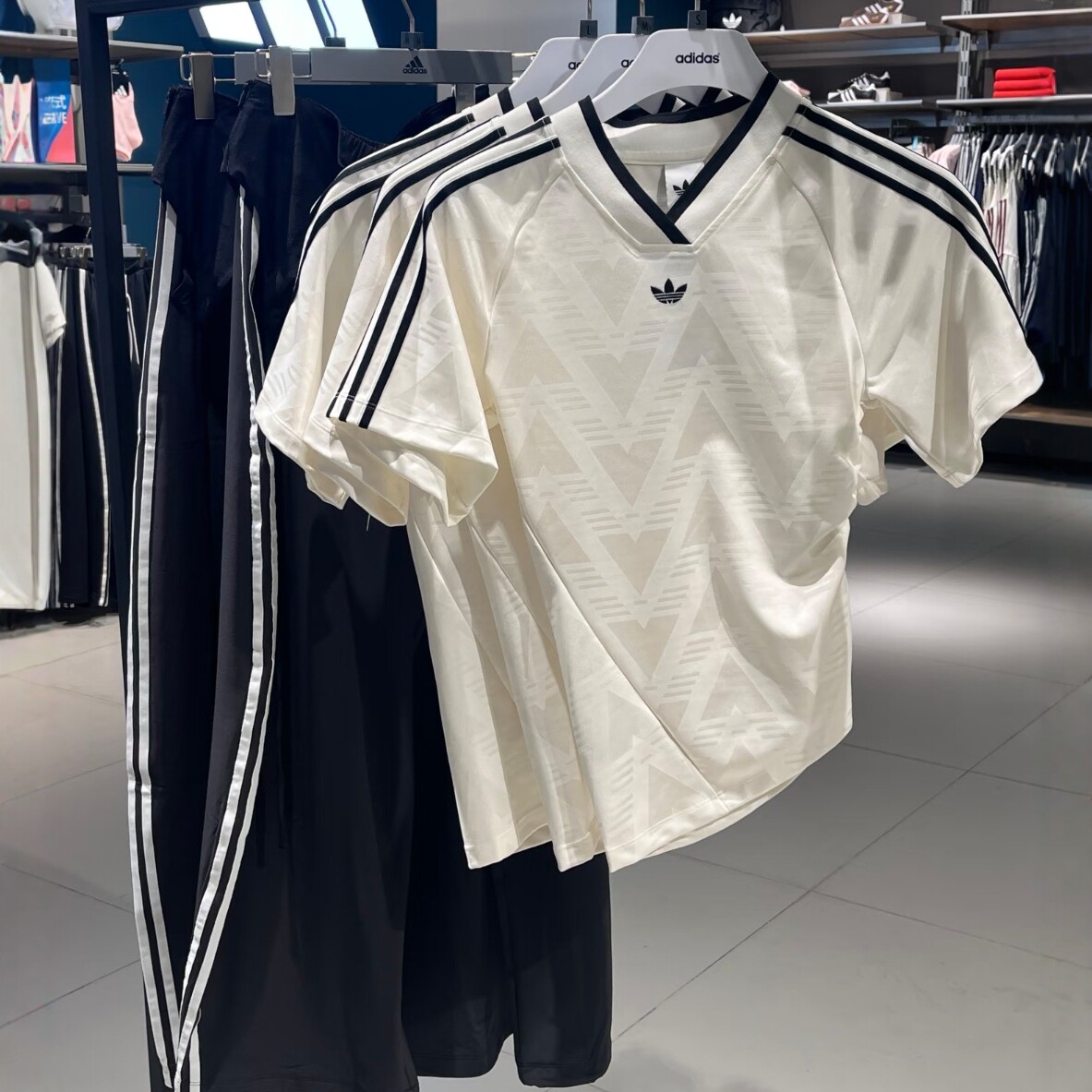 正品ADIDAS阿迪达斯女子V领复古印花运动修身短袖T恤KC9122