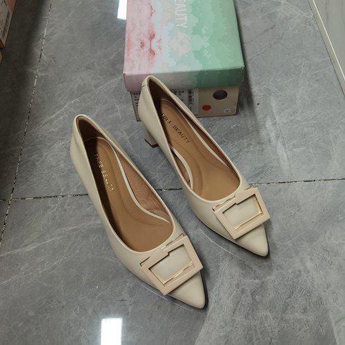 品牌正品时尚百搭休闲尖头粗跟方扣女鞋单鞋2F055米白色35码