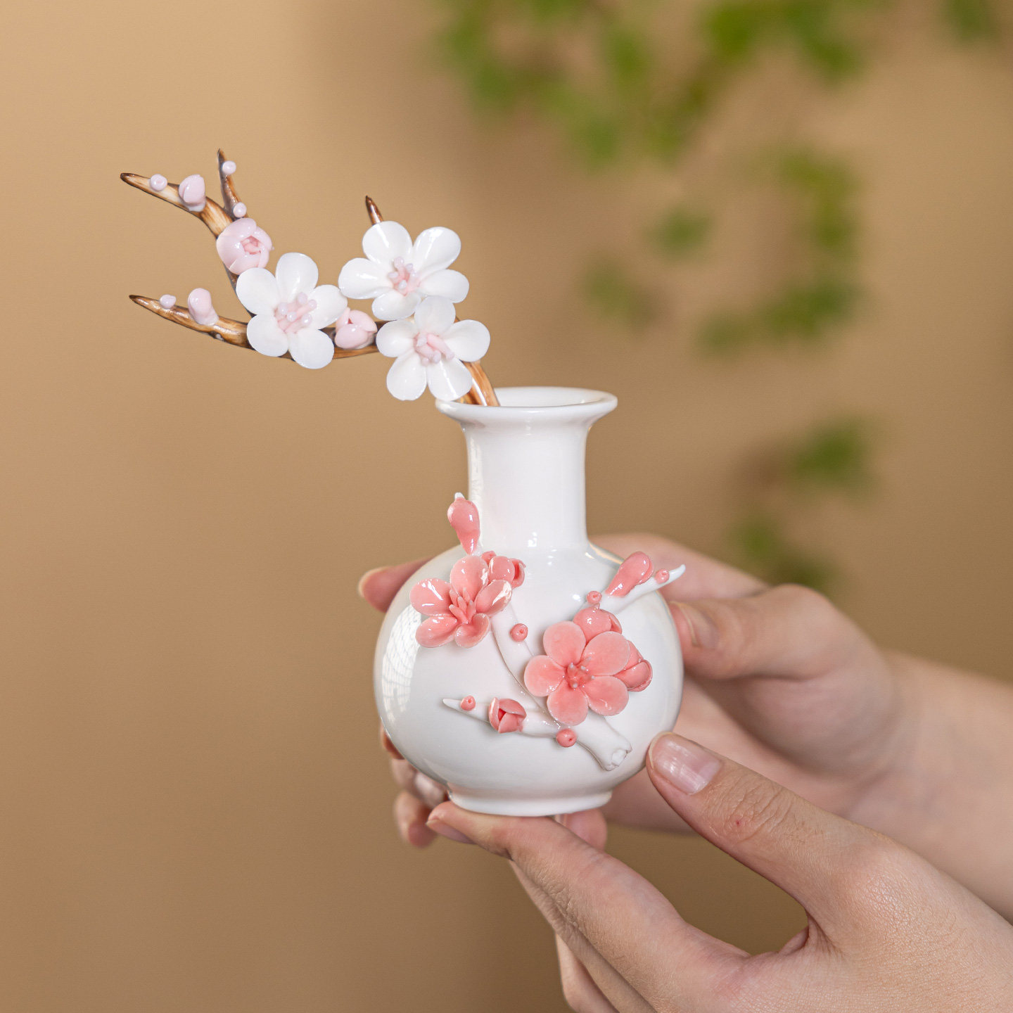 手工捏花羊脂玉瓷天球瓶梅花瓶