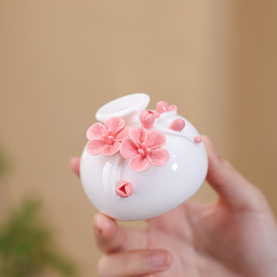 陶瓷手工捏花梅花瓶羊脂玉瓷温润通透小清新花器插梅花瓷器摆件瓶