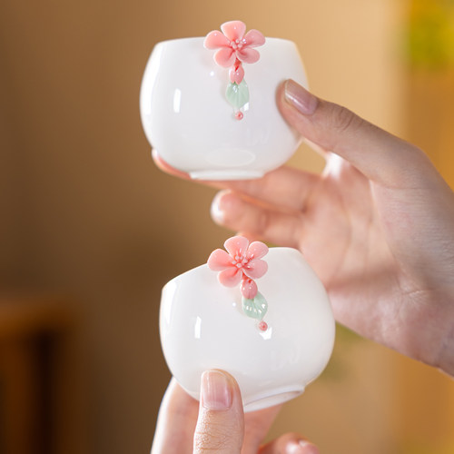 手工捏花陶瓷梅花主人杯