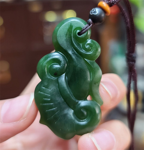 小石头和田玉碧玉籽料挂件