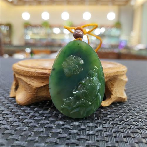 新疆和田碧玉籽料蝶恋花挂件吊坠