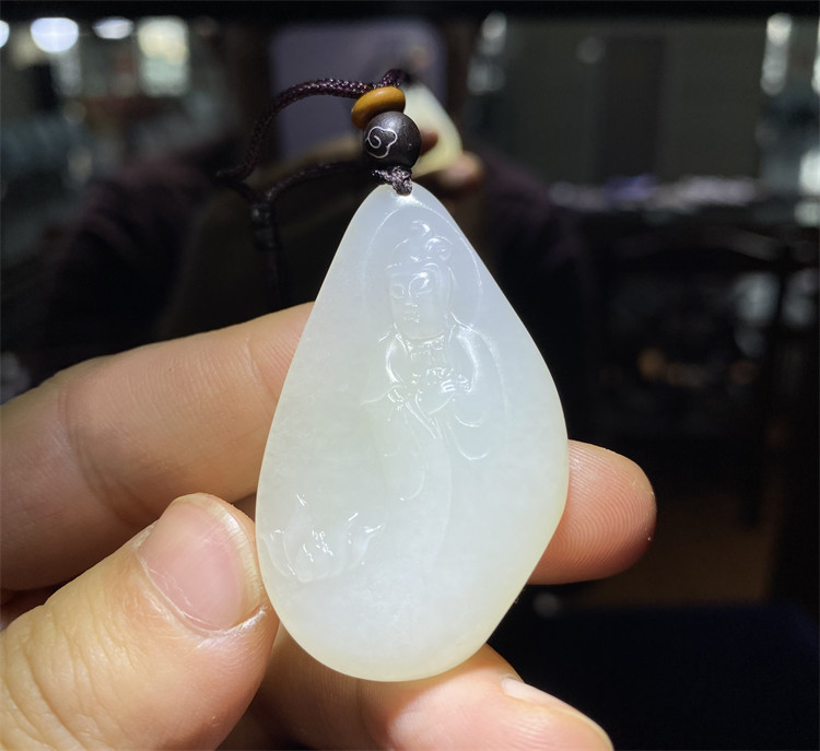 新疆和田羊脂白玉籽料 清水皮 吊坠 荷花观音挂件 xd20038
