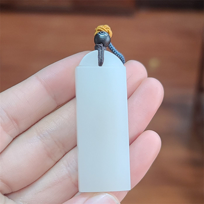 小石头和田玉白玉山料挂件